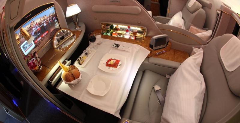 Una cabina di prima classe di Emirates. È questa l'esperienza che alcune compagnie aeree vorrebbero portare a casa servendo il cibo a domicilio. (AP Photo/ Jon Super).