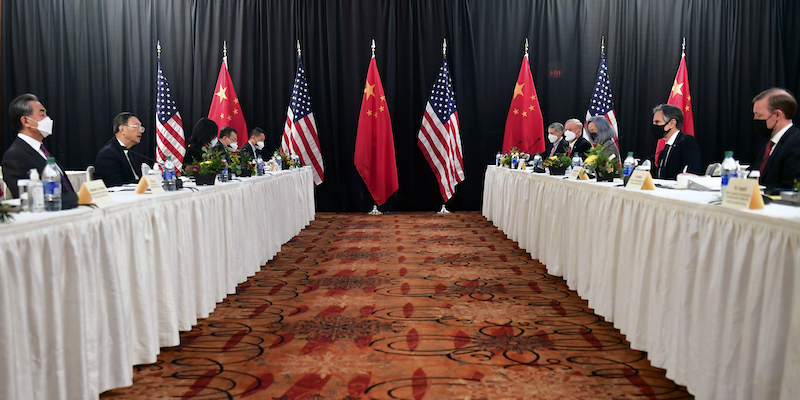 L'incontro tra la delegazione cinese e quella statunitense ad Anchorage, in Alaska (Frederic J. Brown/Pool via AP)