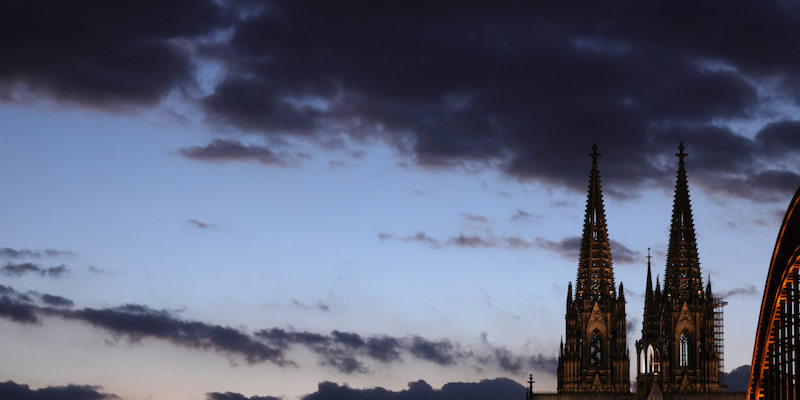 Il cielo di Colonia, in Germania, al crepuscolo (Andreas Rentz/Getty Images)