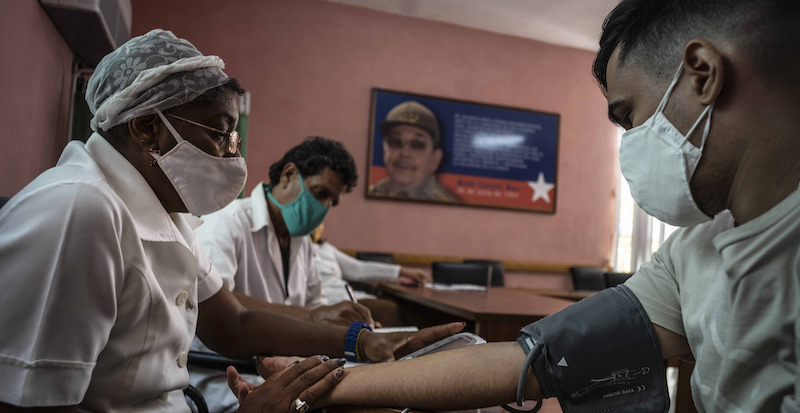 Un'infermiera e un paziente volontario a cui è stato somministrato il vaccino Soberana 2, all'Avana, Cuba. (Ramon Espinosa/Pool Photo via AP)