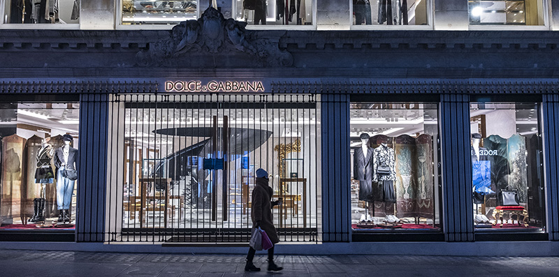 Un negozio di Dolce & Gabbana a Londra durante il lockdown, febbraio 2021 (May James/ZUMA Wire)