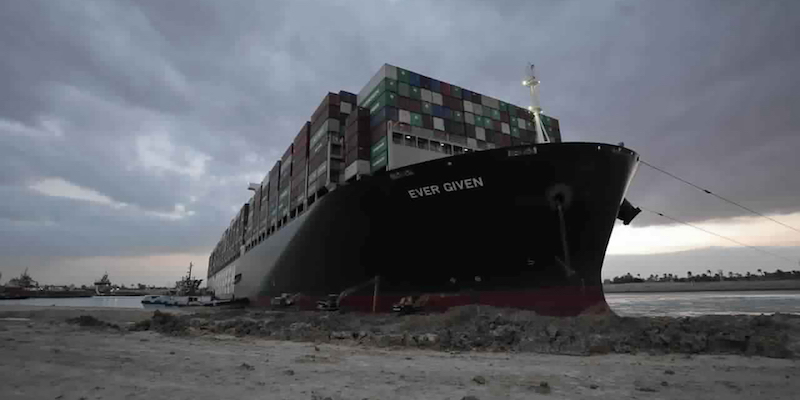 La nave Ever Given nel canale di Suez (Suez Canal Authority via AP)