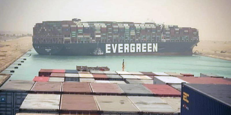 La nave Ever Given bloccata nel Canale di Suez (ANSA/EPA/STR)