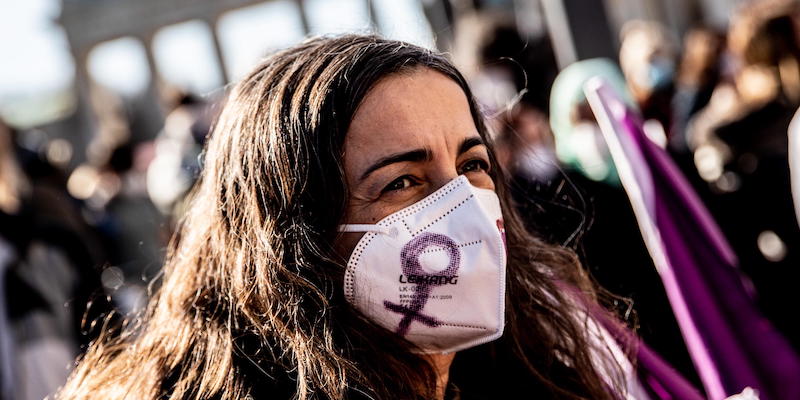 Una manifestante a Berlino (EPA/FILIP SINGER)