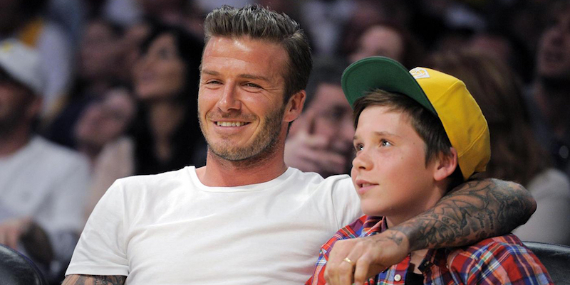 David Beckham con suo figlio Brooklyn a una partita dei Lakers a Los Angeles nel 2012 (Lapresse)