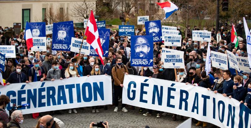 Una manifestazione del gruppo di estrema destra Génération Identitaire a Parigi, il 20 febbraio 2021 (EPA/ Ian Langsdon via ANSA)