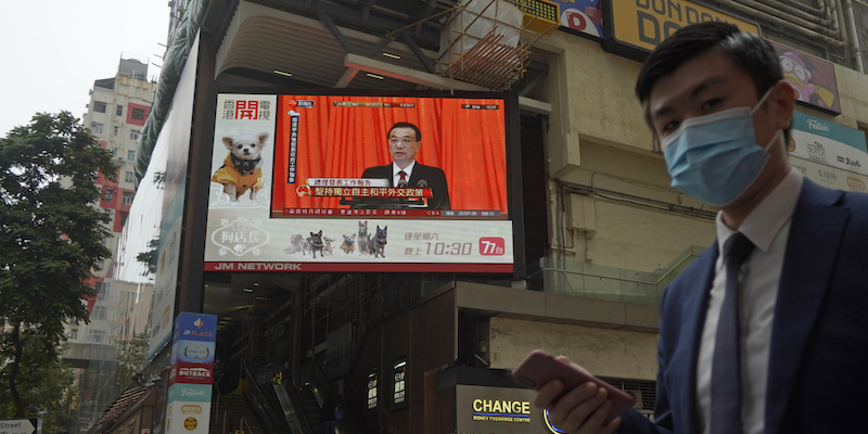 Un megaschermo a Hong Kong mostra il premier cinese Li Keqiang mentre parla all'Assemblea nazionale del popolo (AP Photo/Kin Cheung)