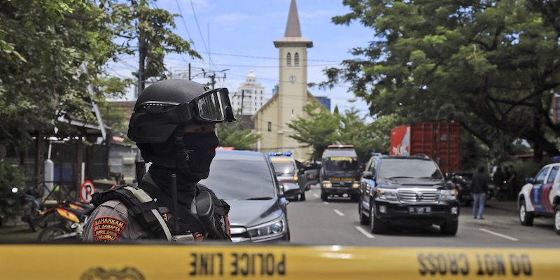 Un poliziotto vicino alla chiesa di Makassar, in Indonesia, dove il 28 marzo c'è stata un'esplosione 2021 (AP Photo/Yusuf Wahil, La Presse)