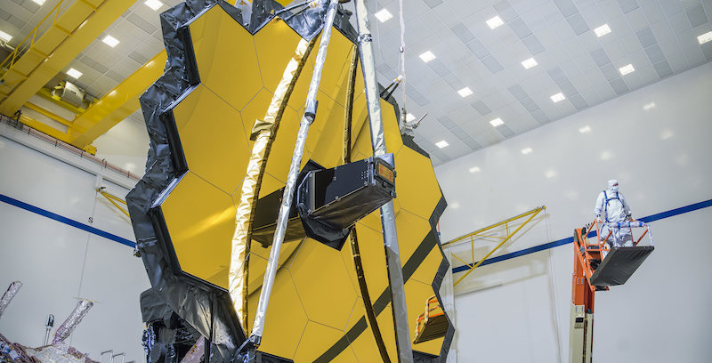 Una fase di assemblaggio dello specchio del James Webb Space Telescope (NASA)