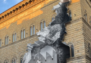 Lo "squarcio" sulla facciata di Palazzo Strozzi, a Firenze