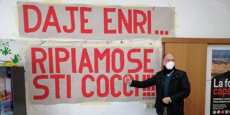 Enrico Letta accolto da una scritta incoraggiante al circolo del Partito Democratico del quartiere Testaccio, a Roma, il 13 marzo 2021 (Circolo PD Testaccio/ LaPresse)