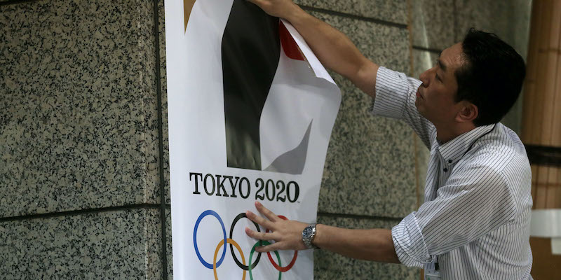 Un poster con il vecchio logo delle Olimpiadi del 2020 viene rimosso dalla metropolitana di Tokyo dopo le accuse di plagio (Getty Images)