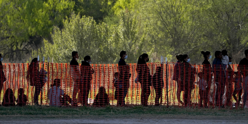 Un gruppo di migranti in un centro di accoglienza in Texas (AP Photo/Julio Cortez)