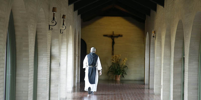 Un membro dell'abbazia di St. Joseph, a Spencer, Massachusetts, nel 2014 (AP Photo/Stephan Savoia)