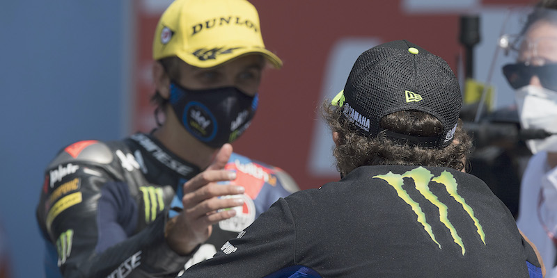 Valentino Rossi e suo fratello Luca Marini dopo l'ultimo Gran Premio di San Marino (Mirco Lazzari gp/Getty Images)