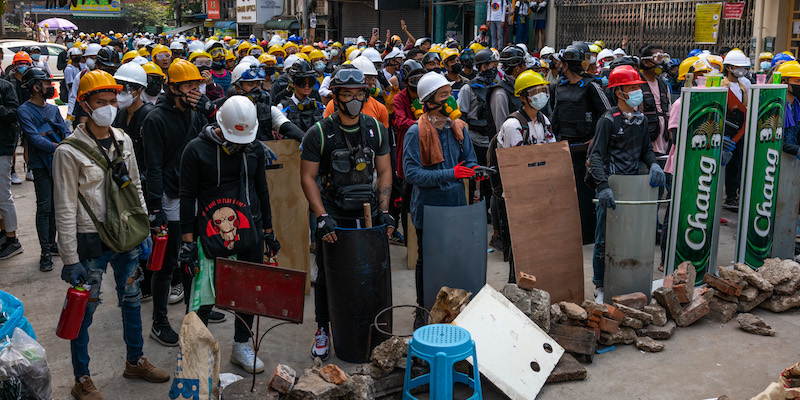 Manifestanti contro la giunta militare prima di uno scontro con la polizia a Yangon, in Myanmar, il 3 marzo 2021 (Stringer/Getty Images)