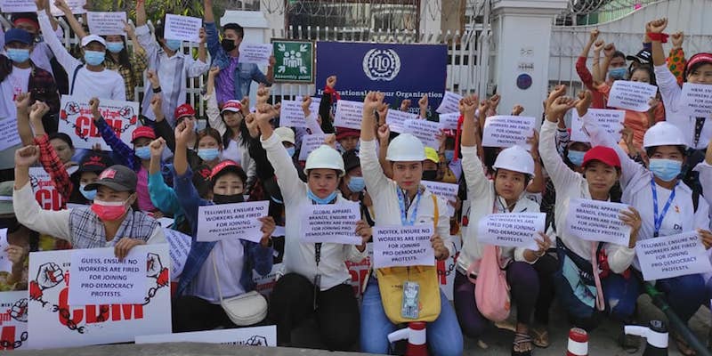 Lavoratrici del settore tessile del Myanmar chiedono alle aziende internazionali per cui lavorano di sostenere chi protesta per la democrazia, 24 febbraio 2021 (Pagina Facebook della Federazione generale dei lavoratori del Myamar)