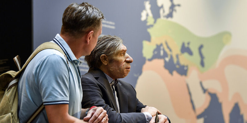 Un visitatore del Neanderthal Museum a Mettmann, in Germania, insieme alla ricostruzione di un uomo di Neanderthal (AP Photo/Martin Meissner)
