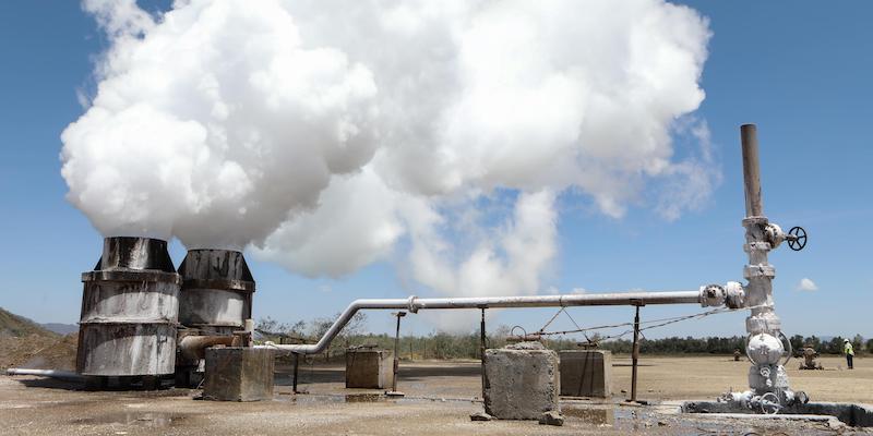 Vapore che esce da un pozzo geotermico legato alla centrale di Olkaria a Naivasha, in Kenya, il 15 marzo 2019 (EPA/DANIEL IRUNGU, ANSA)