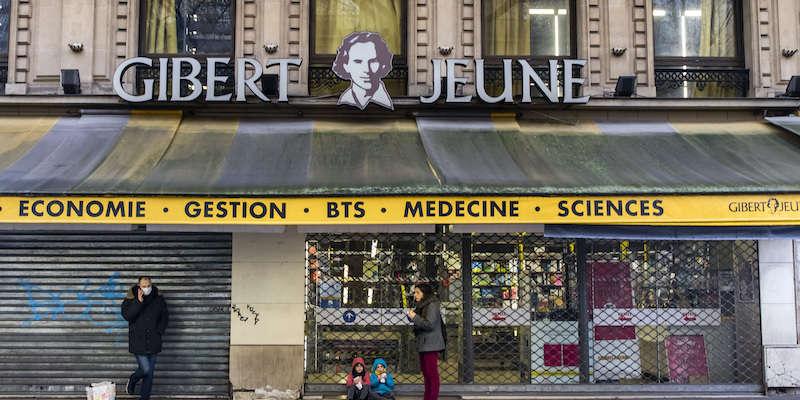 La libreria Gibert Jeune di Place Saint Michel, Parigi, 18 febbraio 2021 (Vincent Isore/IP3 via ZUMA Press)