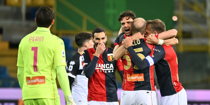 I giocatori del Genoa festeggiano la vittoria a Parma (Massimo Paolone/LaPresse)