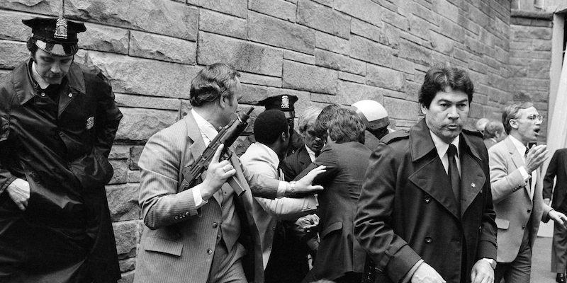 Il momento in cui gli agenti bloccano John Hinckley pochi secondi dopo il suo tentativo di assassinare Ronald Reagan (AP Photo/Ron Edmonds)