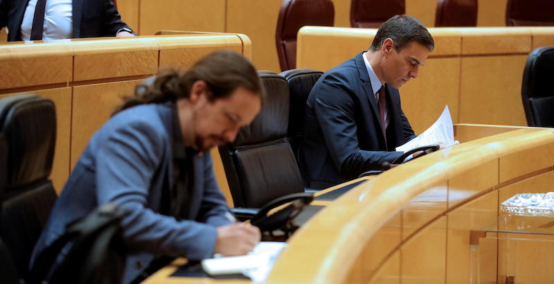 Pedro Sánchez (a destra) e Pablo Iglesias (EPA/JUANJO MARTIN)