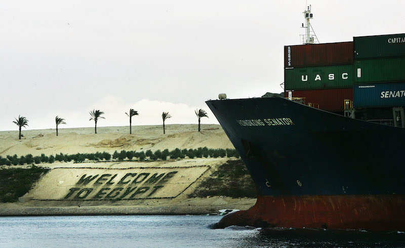 Una nave portacontainer passa per la città di Ismailia, lungo il Canale di Suez, in Egitto (Scott Nelson/Getty Images)