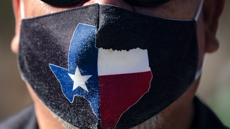 Un uomo indossa una mascherina con sopra disegnato il Texas ad Austin, il 3 marzo 2021 (Montinique Monroe/Getty Images)