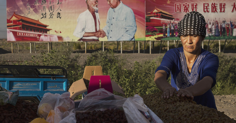 Una donna di etnia uigura nella città di Turfan, nello Xinjiang (Kevin Frayer/Getty Images)