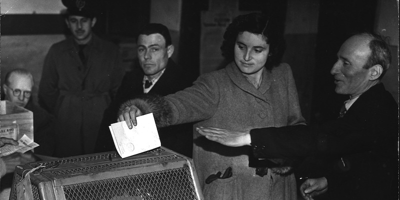 Una donna al voto alle elezioni amministrative del 1946 (LaPresse/Publifoto)