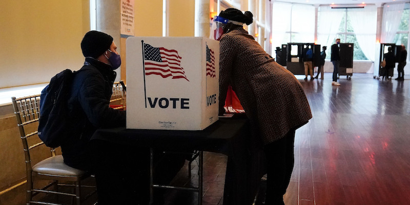 Un sondaggista parla con un'elettrice il 3 novembre 2020, ad Atlanta, in Georgia (AP Photo/Brynn Anderson, La Presse)