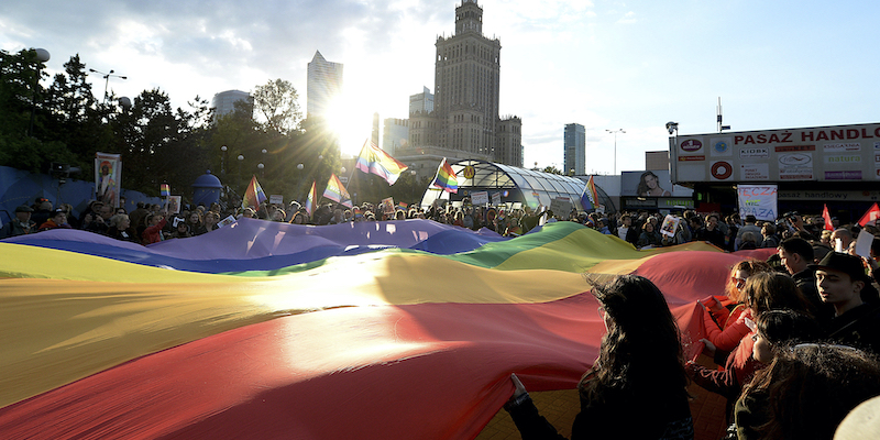 Una protesta contro l'incarcerazione di un attivista LGBT+ a Varsavia, in Polonia, nel 2019 (AP Photo/Czarek Sokolowski)