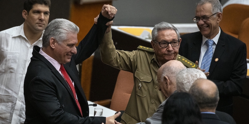 Raul Castro, a destra, alza il braccio del presidente cubano Miguel Diaz-Canel (AP Photo / Ramon Espinosa)