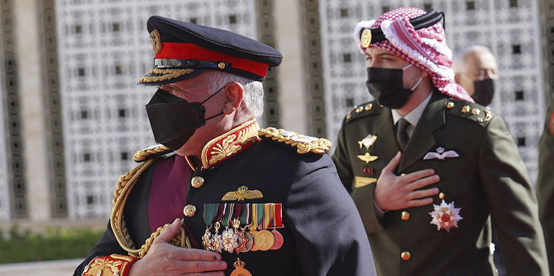Il re Abdullah II, a sinistra, durante una recente cerimonia (Yousef Allan/The Royal Hashemite Court via AP)