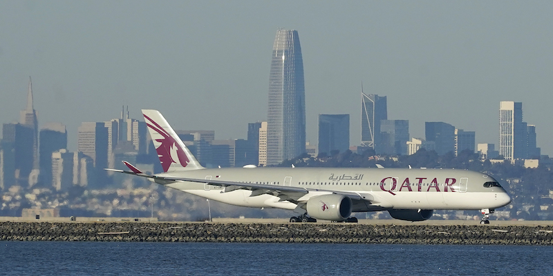 Un aereo di Qatar Airways si prepara a decollare dall'aeroporto di San Francisco, una delle nuove destinazioni della compagnia, a dicembre 2020 (AP Photo/Jeff Chiu, File)