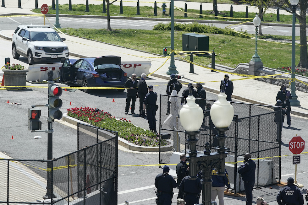 Il Campidoglio statunitense è stato isolato dopo che un’auto aveva investito due agenti