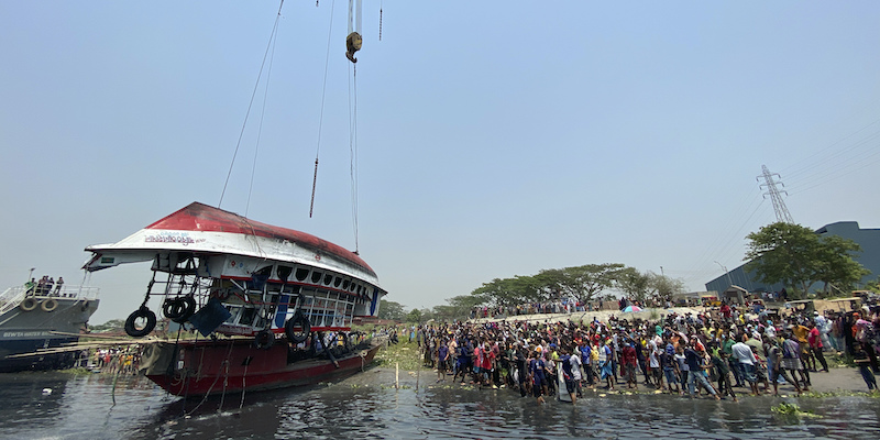 I soccorritori sollevano dall'acqua il traghetto affondato domenica nel fiume, a sud di Dacca, in Bangladesh (AP Photo/Mushfiqul Alam)