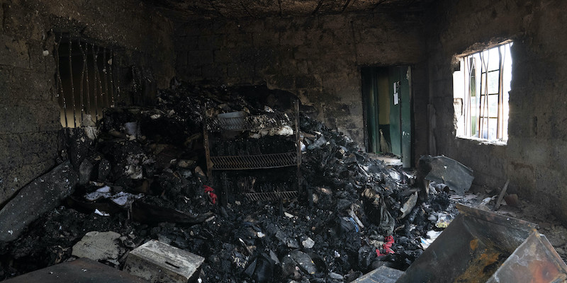 Una stanza con documenti bruciati nella prigione a Owerri, in Nigeria, dopo l'esplosione che ha fatto evadere oltre 1.800 detenuti, il 5 aprile 2021 (AP Photo/David Dosunmu)