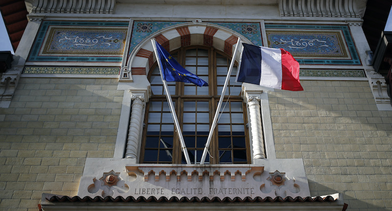 Macron ha detto che chiuderà l’ENA, la scuola nazionale d’amministrazione che da decenni forma le classi dirigenti francesi