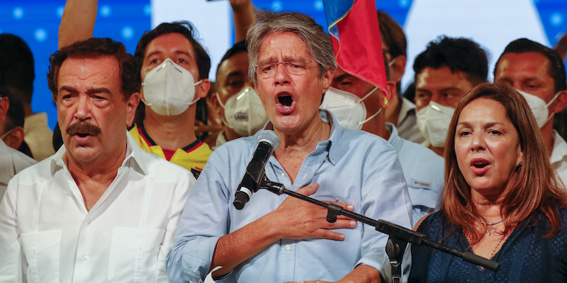 Il neoeletto presidente dell'Ecuador Guillermo Lasso festeggia la vittoria delle elezioni al ballottaggio a Guayaquil, in Ecuador, domenica 11 aprile (AP Photo/Angel Dejesus)