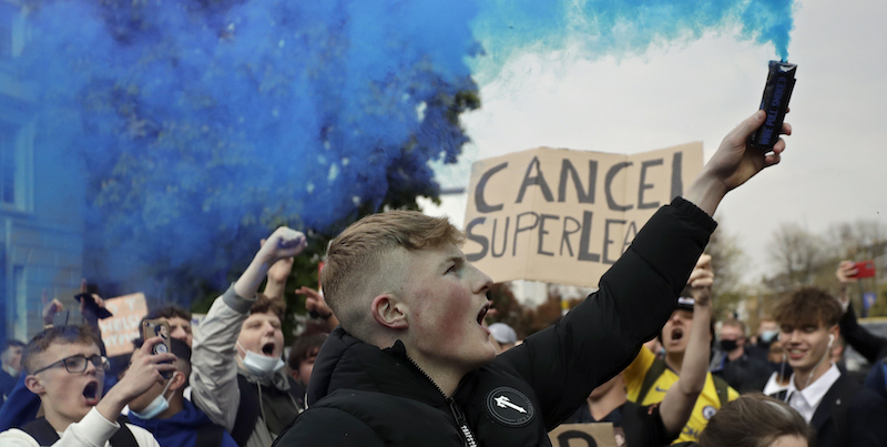 La protesta dei tifosi del Chelsea contro la Super League (AP Photo/Matt Dunham)