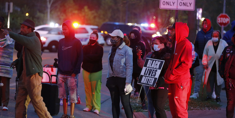 Le proteste per la morte di Ma'Khia Bryant a Columbus, in Ohio (AP Photo/Jay LaPrete)
