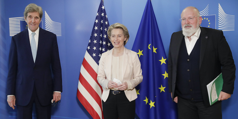 John Kerry, l'inviato speciale del presidente degli Stati Uniti sul clima, a sinistra, con la presidente della Commissione Europea Ursula von der Leyen e il commissario europeo per il clima Frans Timmermans (Olivier Hoslet, Pool via AP, File)