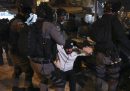 Decine di persone sono state ferite in scontri tra palestinesi e suprematisti ebraici a Gerusalemme Est