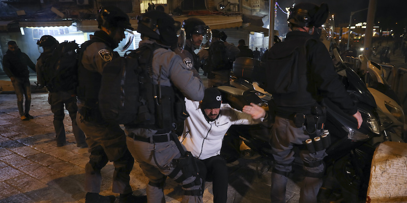 La polizia israeliana ferma un uomo palestinese durante gli scontri a Gerusalemme, vicino alla Porta di Damasco, poco fuori dalla Città Vecchia (AP Photo/Mahmoud Illean)