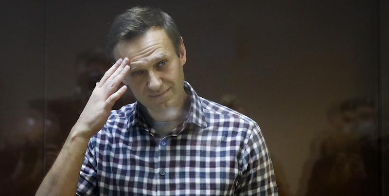 Alexei Navalny durante il suo processo (AP Photo/Alexander Zemlianichenko, File)