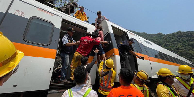 I soccorsi dopo il deragliamento del treno (EPA/Hualien Speedy/Ansa)