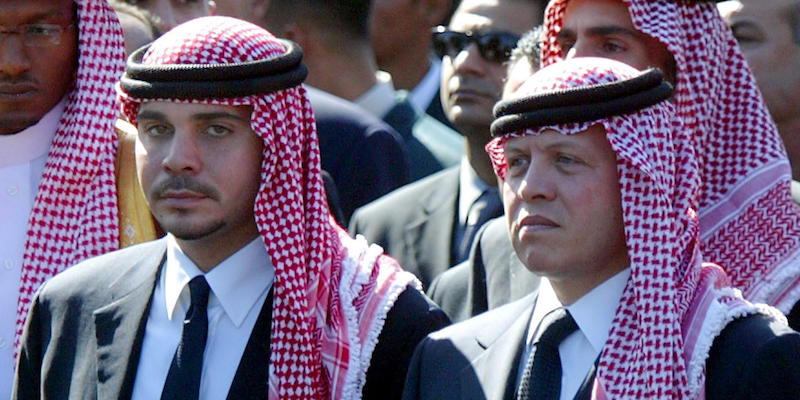 L'ex principe ereditario della Giordania Hamzah bin Hussein, a sinistra, con il fratello, re Abdullah II (EPA/MIKE NELSON/ANSA)