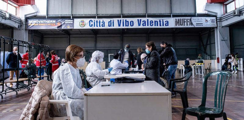 Le vaccinazioni nel palazzetto dello sport di Vibo Valentia (Valeria Ferraro/SOPA Images via ZUMA Wire)